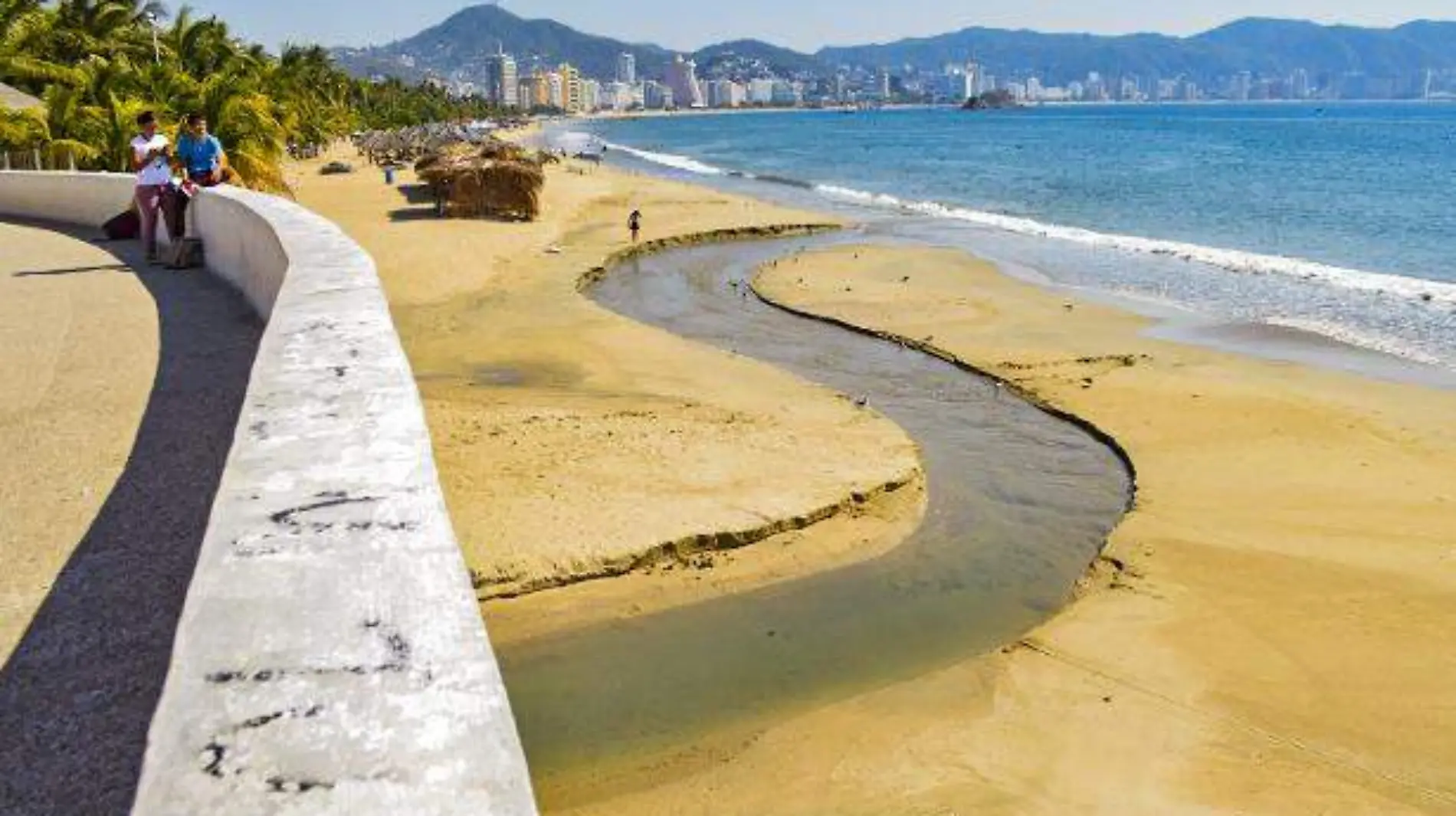 Acapulco , descarga de aguas negras en la bahía